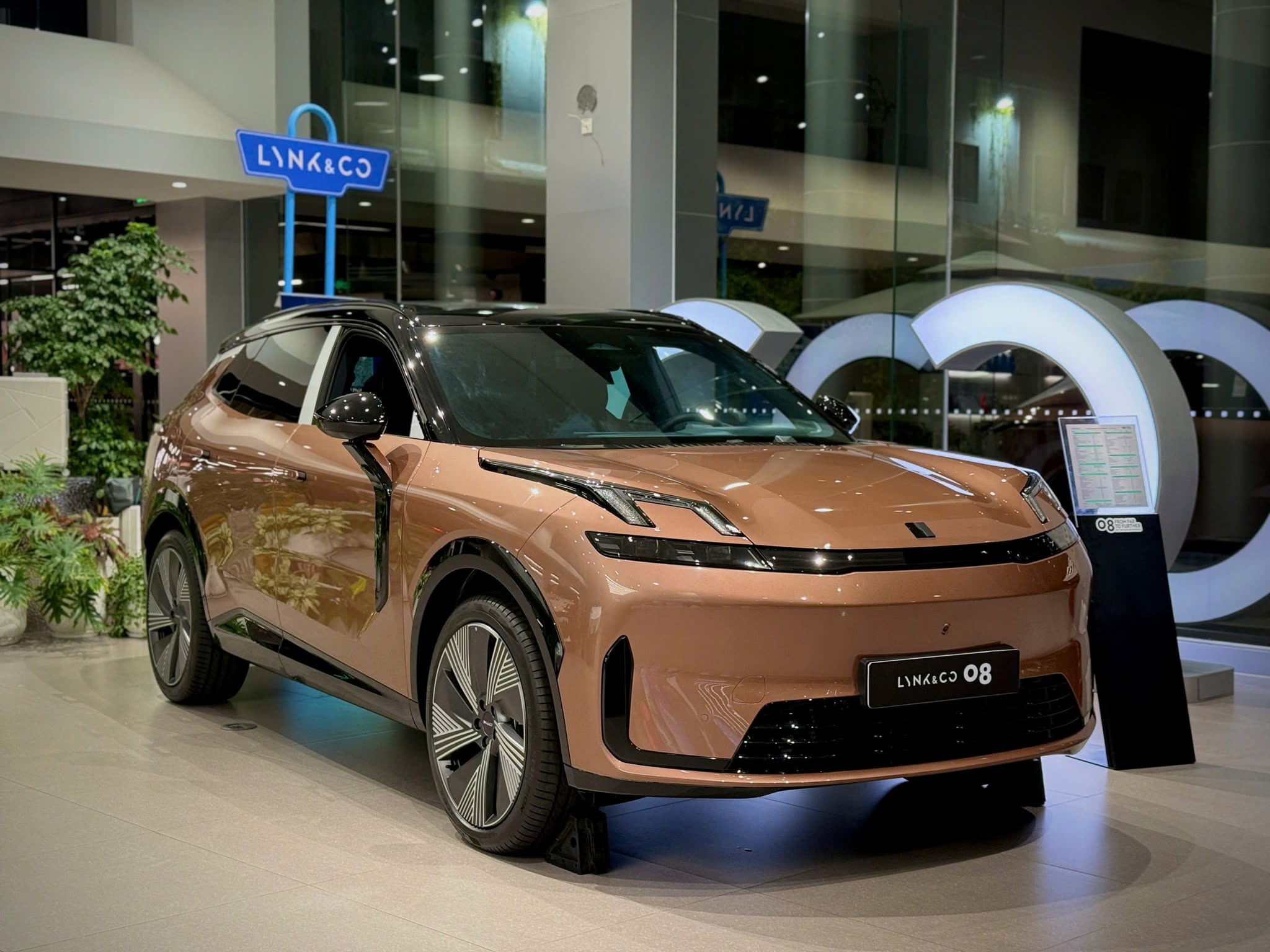 Lynk & Co 08 EM-P Pro và Halo